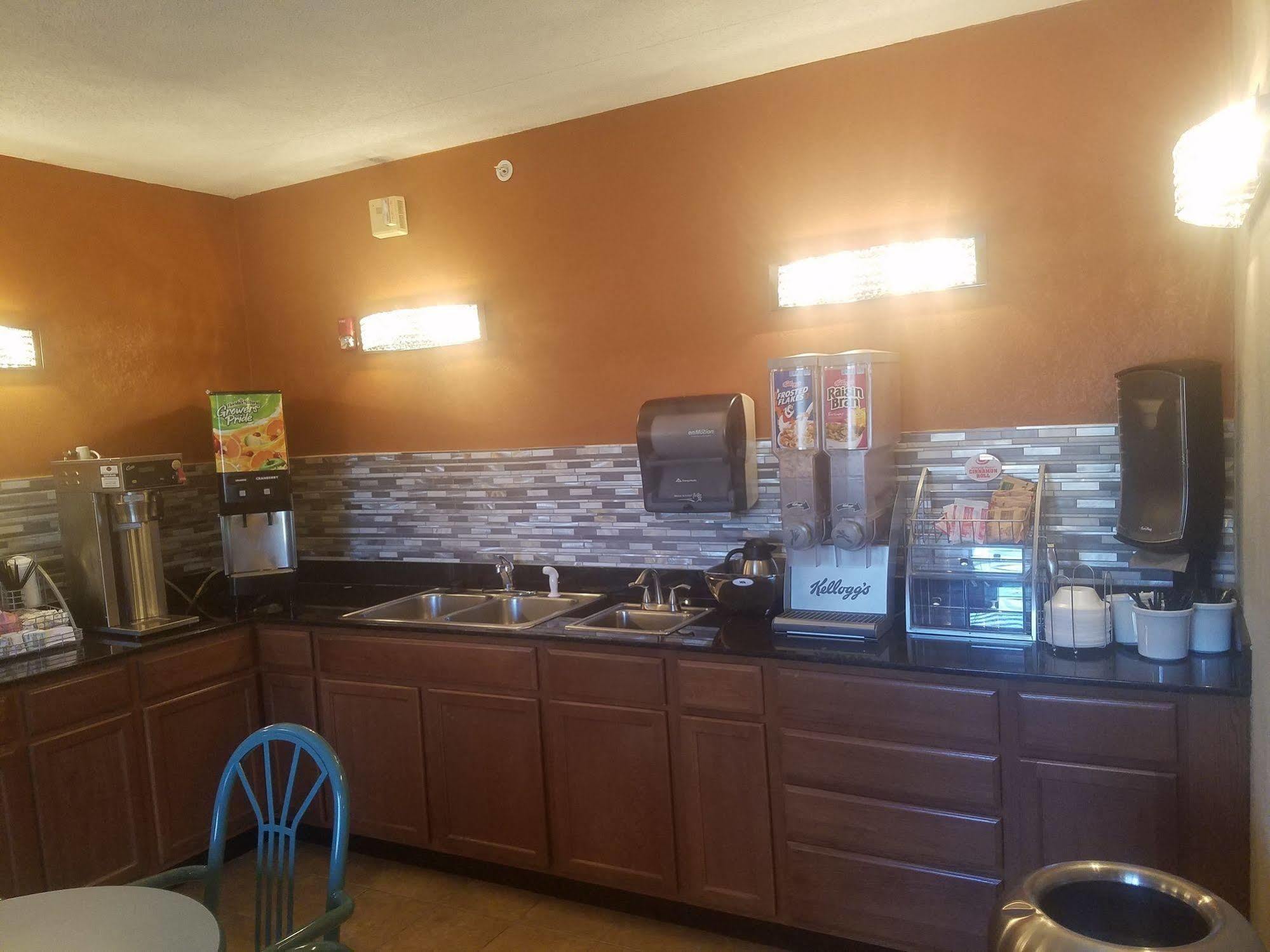 Super 8 By Wyndham North