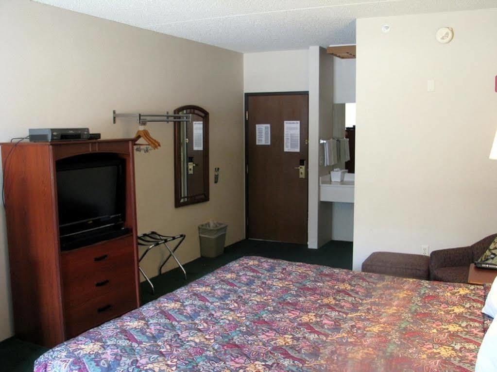 Super 8 By Wyndham North Hotel