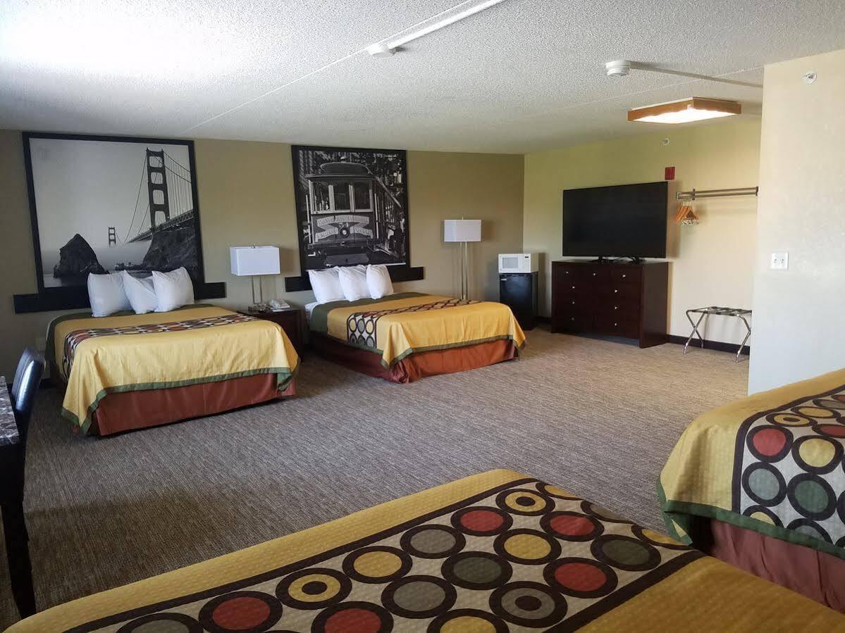 Hotel Super 8 By Wyndham North